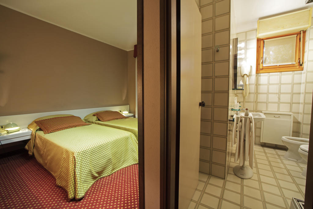 Hotel I Diamanti Garlasco Szoba fotó